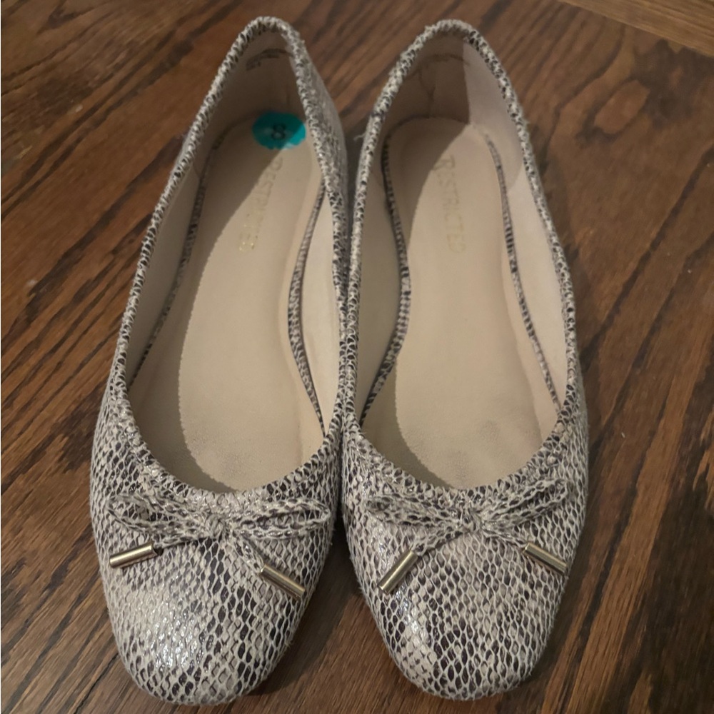 Restricted Women's Ballet Flats